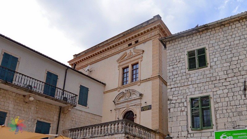 Kotor görülecek yerler Napolyon Tiyatrosu